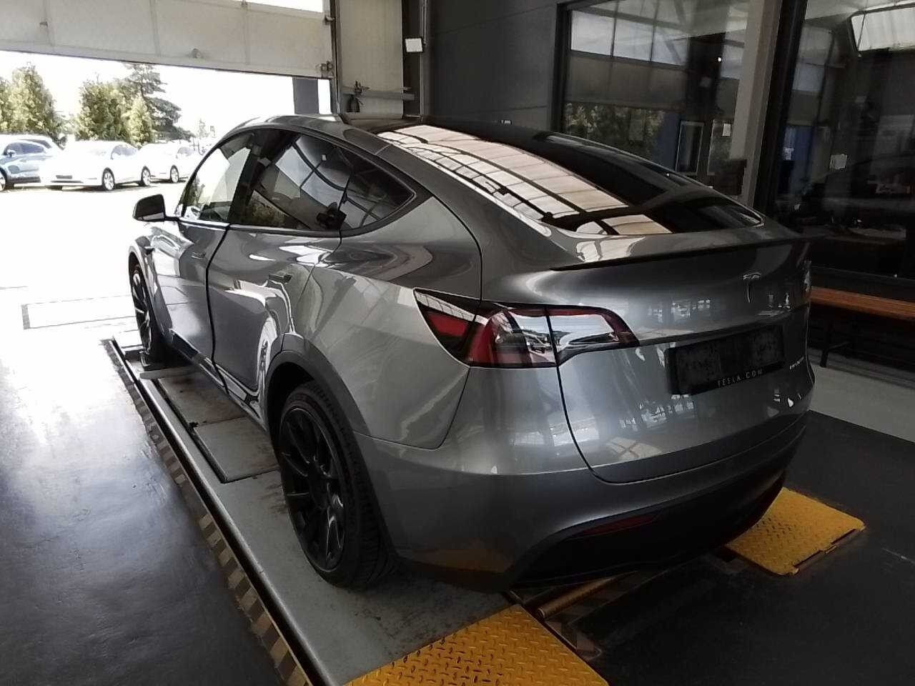 Sølv Tesla Model Y fra 2023