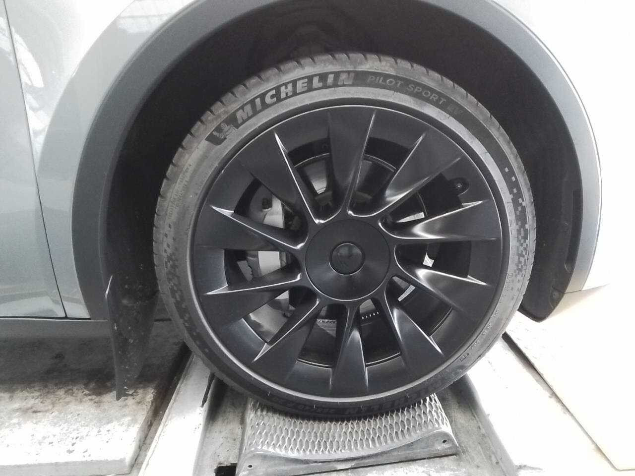 Sølv Tesla Model Y fra 2023