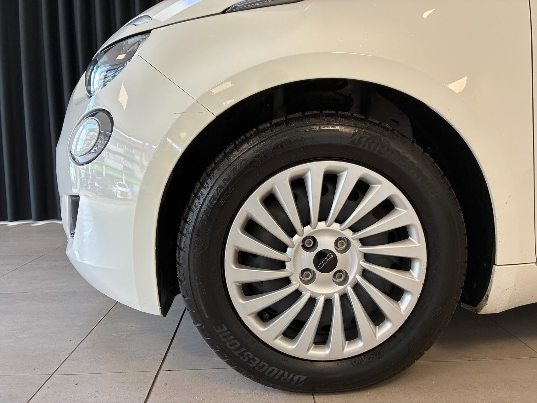 Hvid Fiat 500e fra 2023