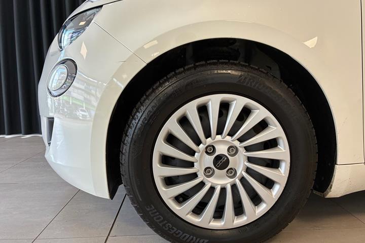 Hvid Fiat 500e fra 2023