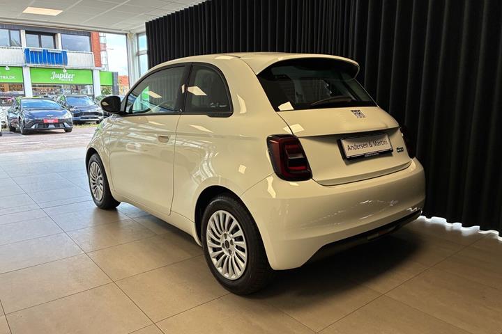 Hvid Fiat 500e fra 2023