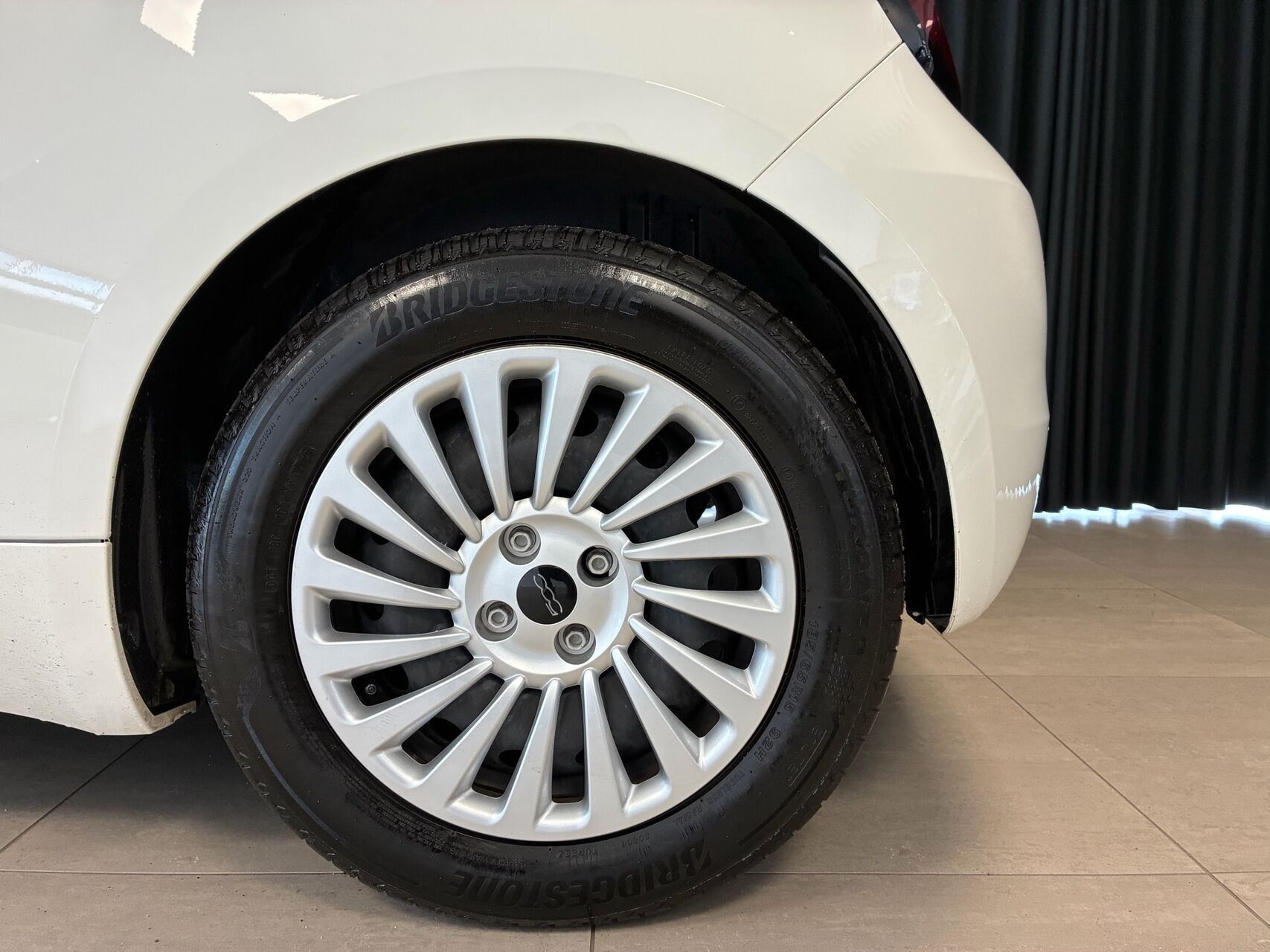 Hvid Fiat 500e fra 2023