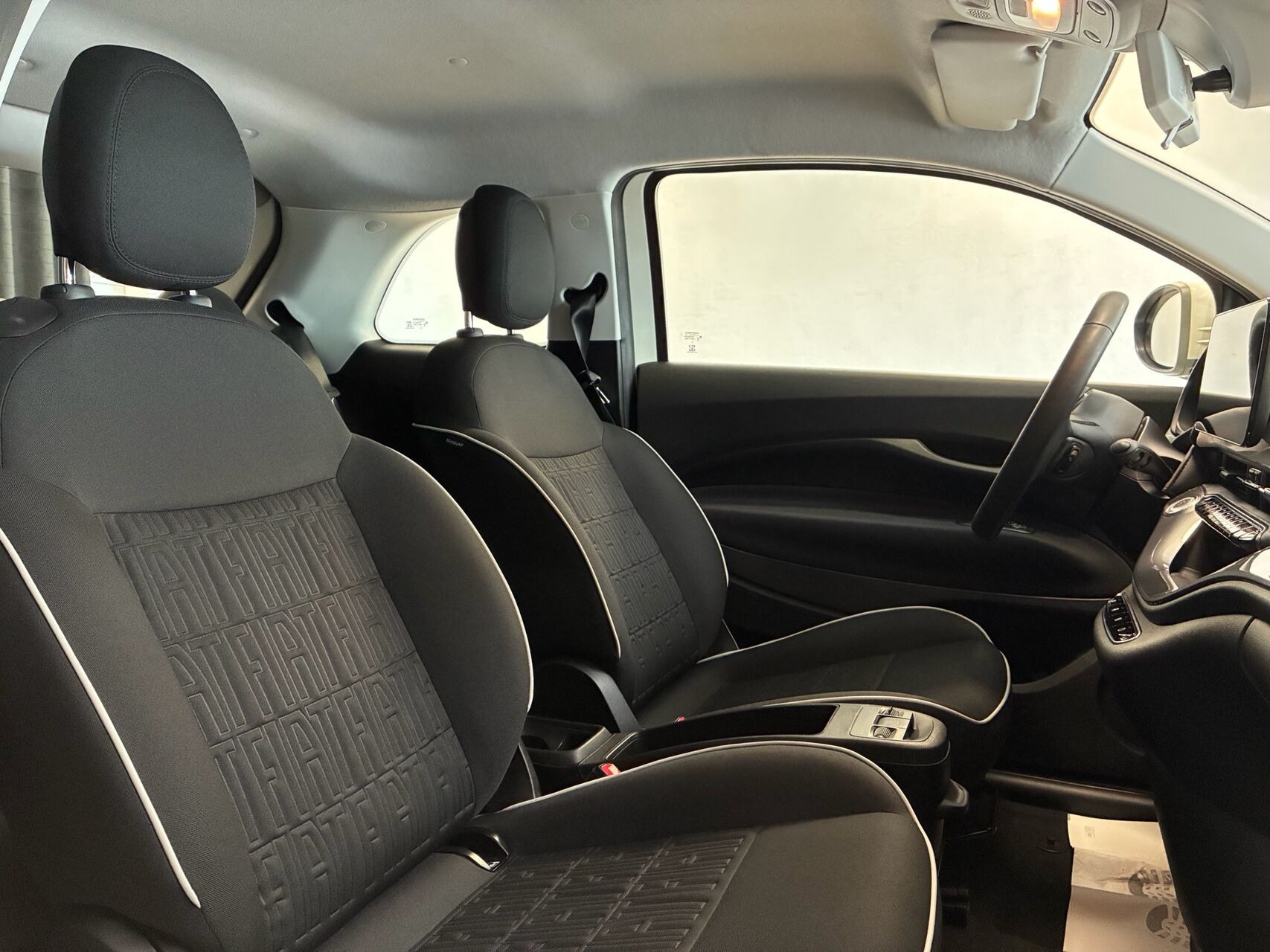 Hvid Fiat 500e fra 2023