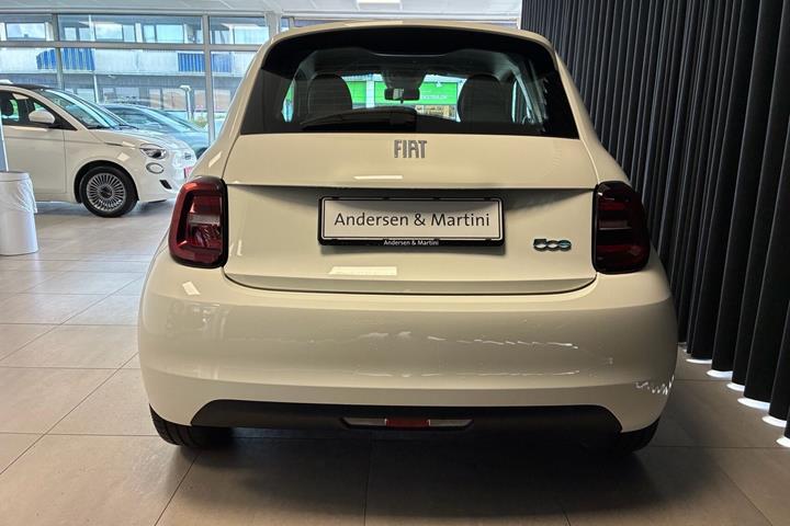 Hvid Fiat 500e fra 2023