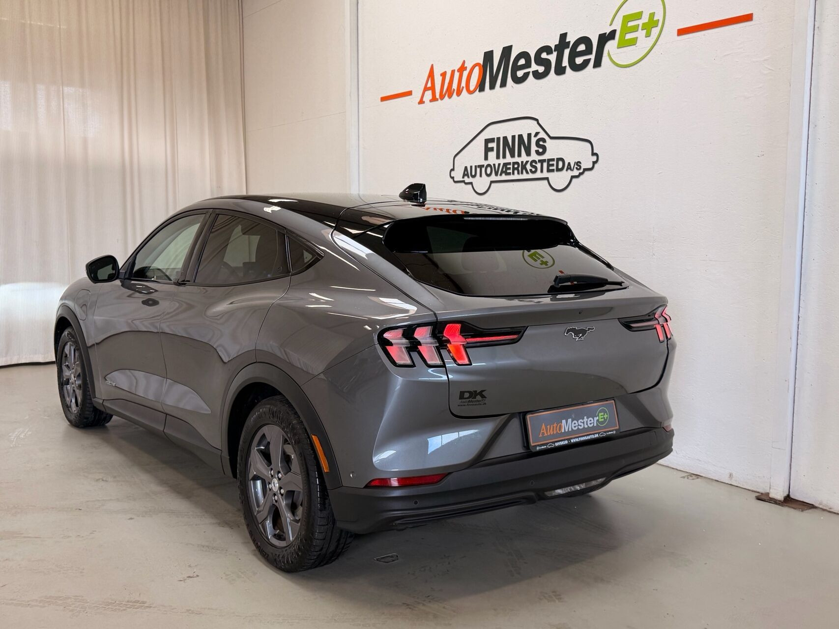 Grå Ford Mustang Mach-E fra 2023