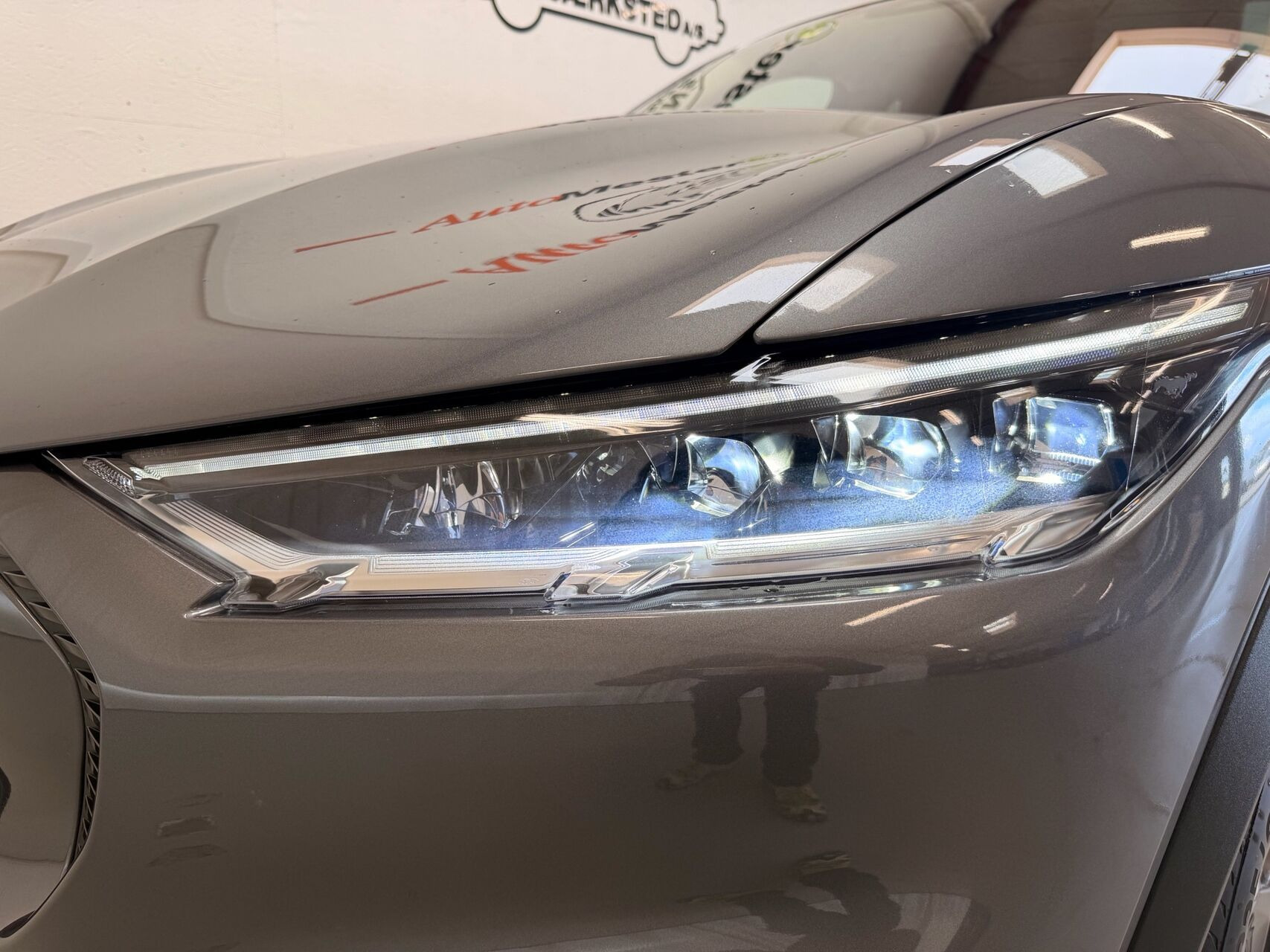 Grå Ford Mustang Mach-E fra 2023