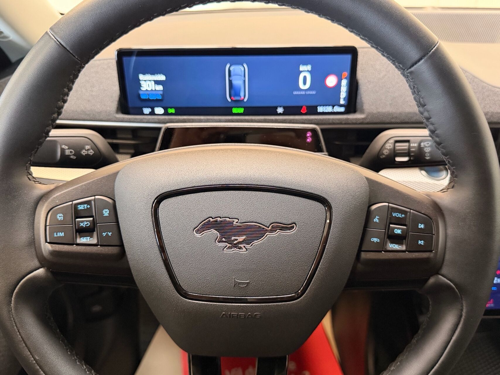 Grå Ford Mustang Mach-E fra 2023