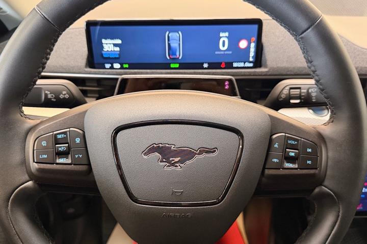 Grå Ford Mustang Mach-E fra 2023