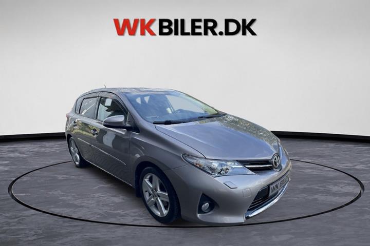 Orange Toyota Auris fra 2012