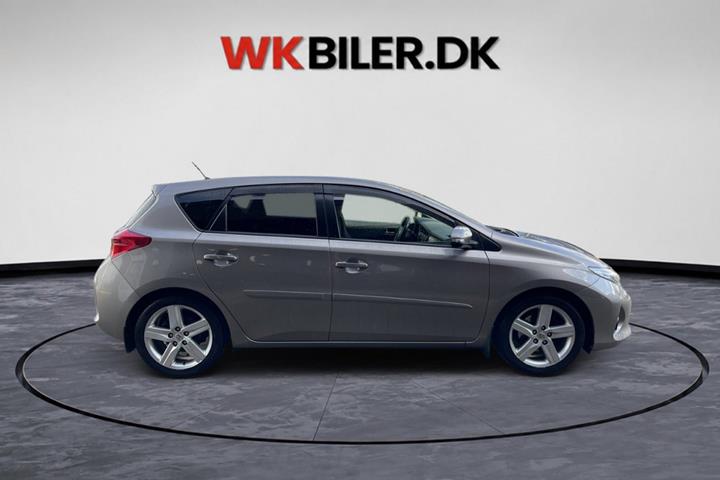 Orange Toyota Auris fra 2012