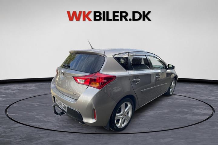 Orange Toyota Auris fra 2012