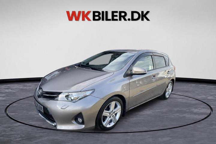 Orange Toyota Auris fra 2012