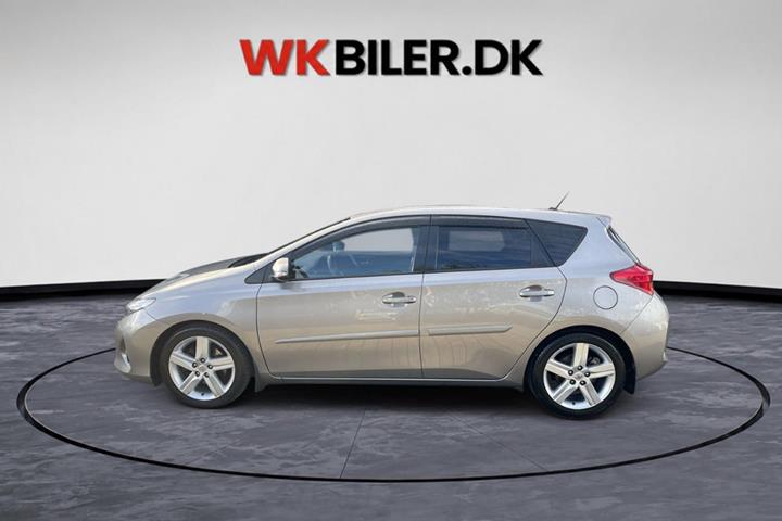 Orange Toyota Auris fra 2012