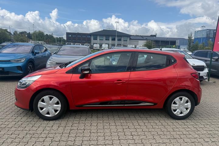 Rød Renault Clio IV fra 2013