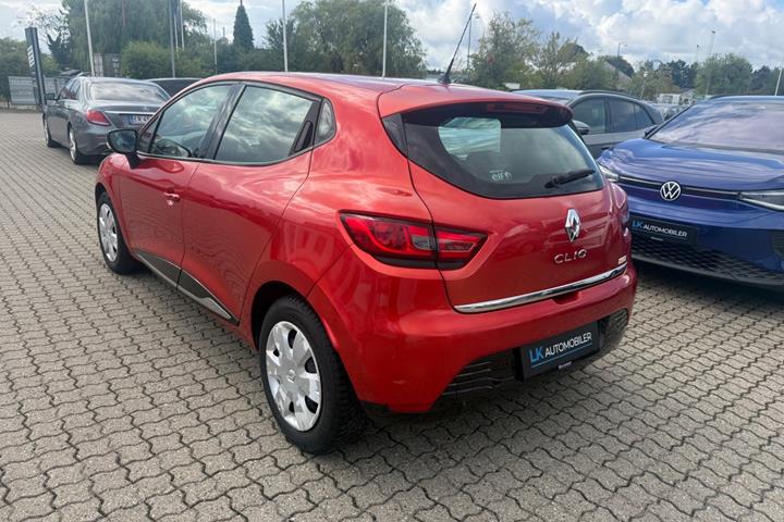 Rød Renault Clio IV fra 2013