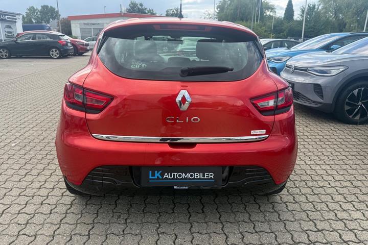Rød Renault Clio IV fra 2013