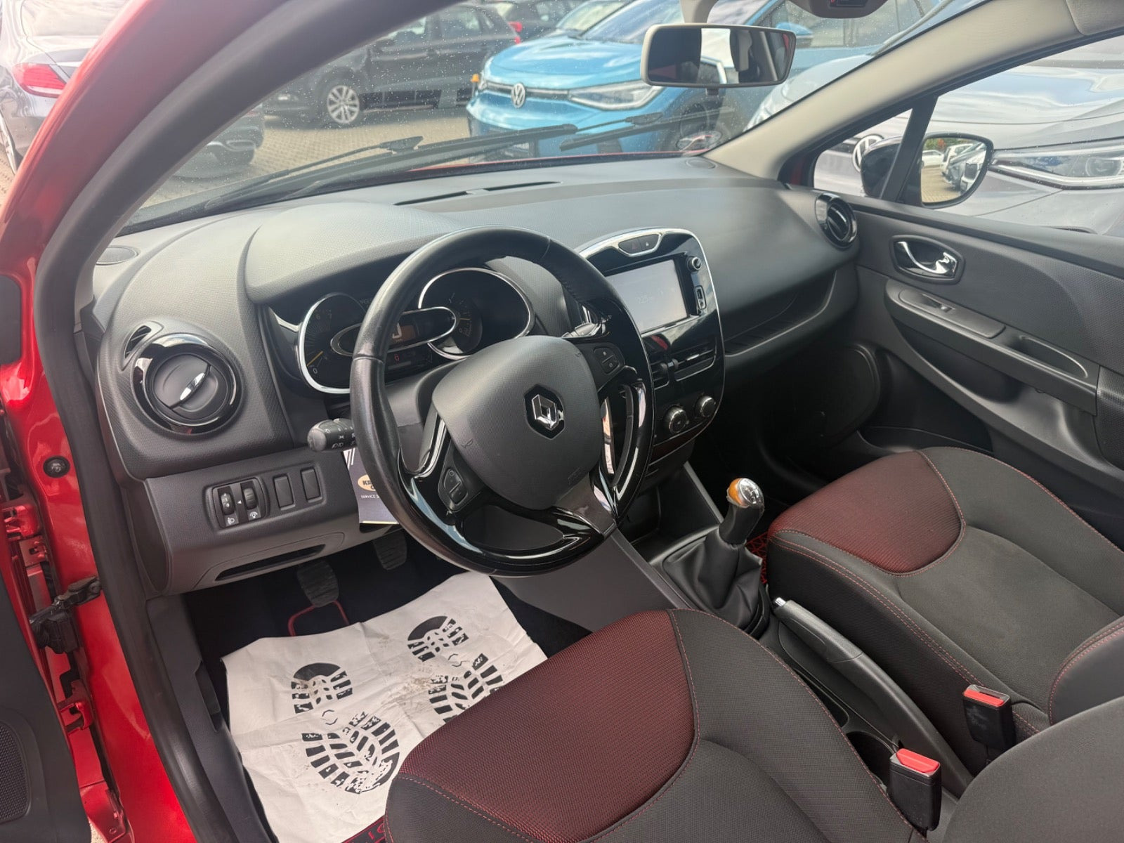 Rød Renault Clio IV fra 2013