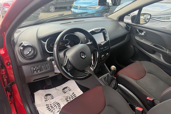 Rød Renault Clio IV fra 2013