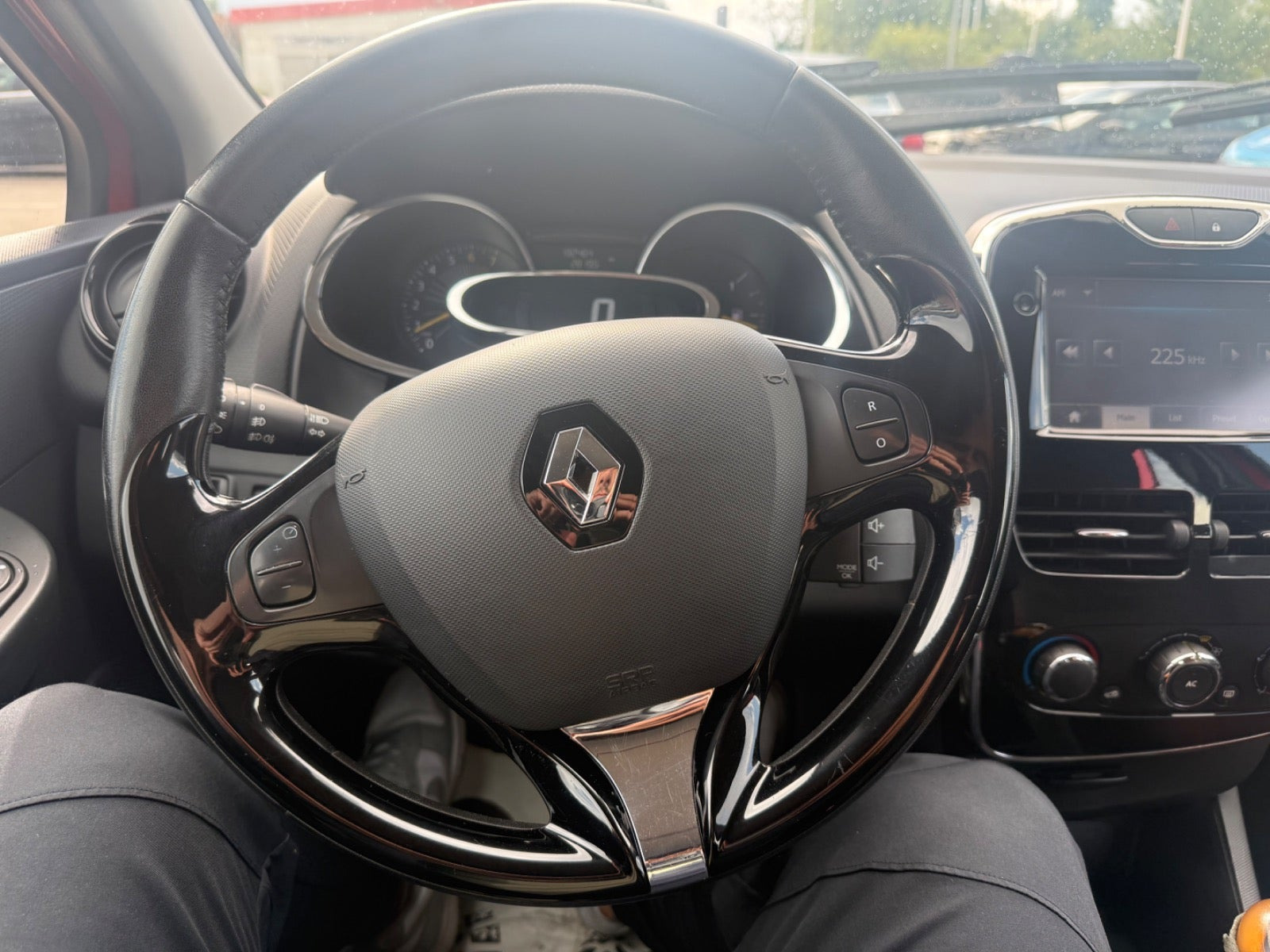 Rød Renault Clio IV fra 2013