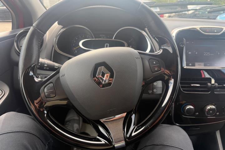 Rød Renault Clio IV fra 2013