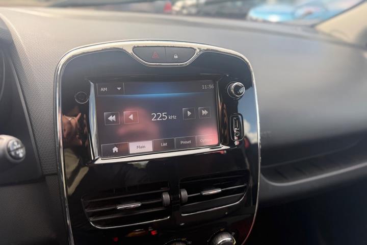 Rød Renault Clio IV fra 2013