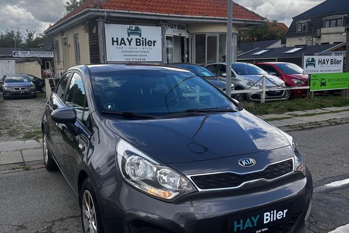 Grå Kia Rio fra 2014