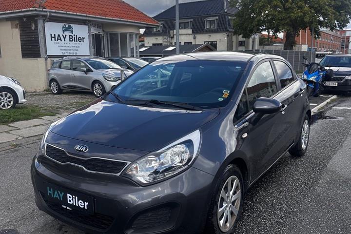 Grå Kia Rio fra 2014