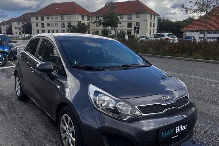 Grå Kia Rio fra 2014