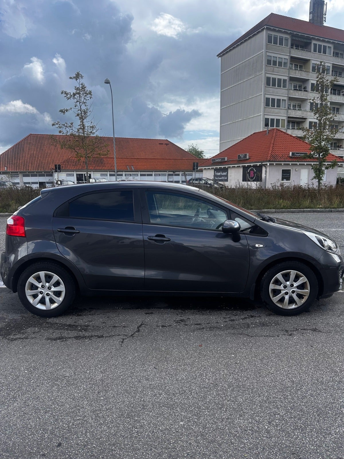 Grå Kia Rio fra 2014