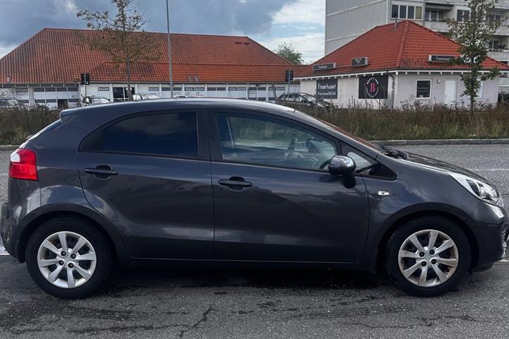 Grå Kia Rio fra 2014