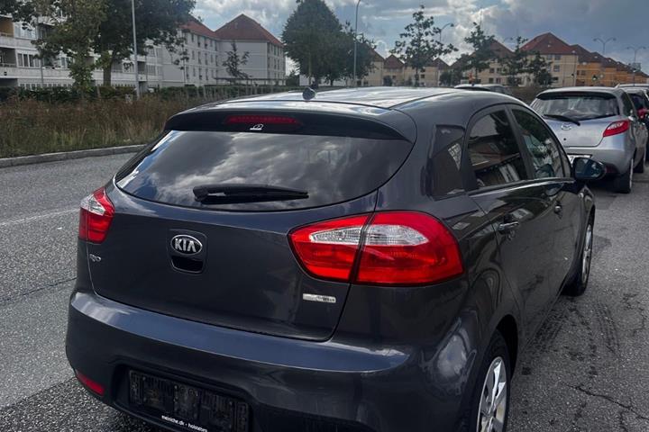 Grå Kia Rio fra 2014