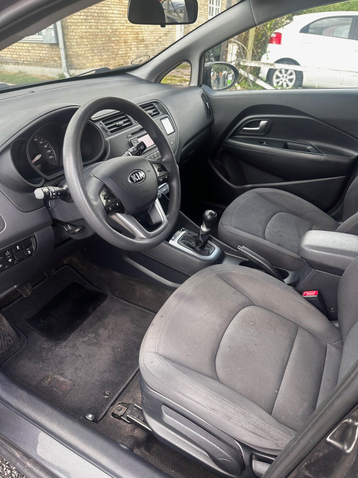Grå Kia Rio fra 2014