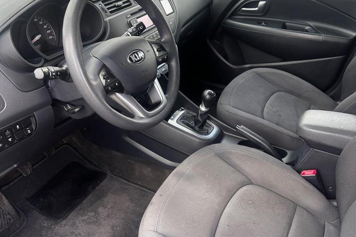 Grå Kia Rio fra 2014