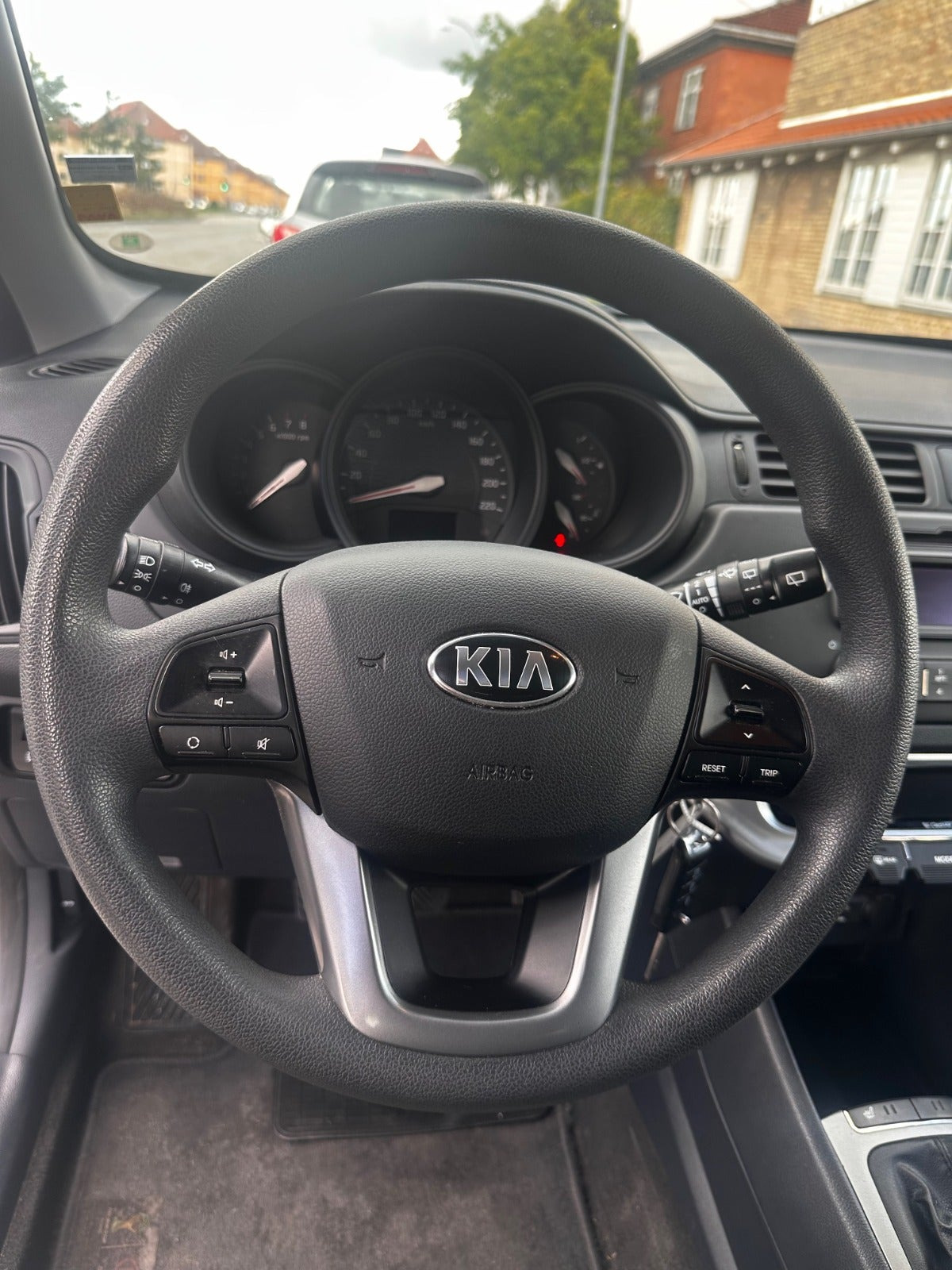 Grå Kia Rio fra 2014