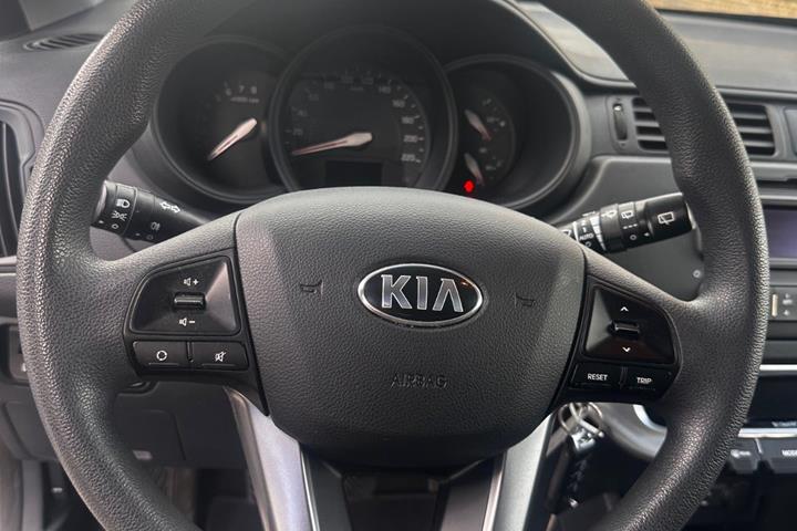 Grå Kia Rio fra 2014