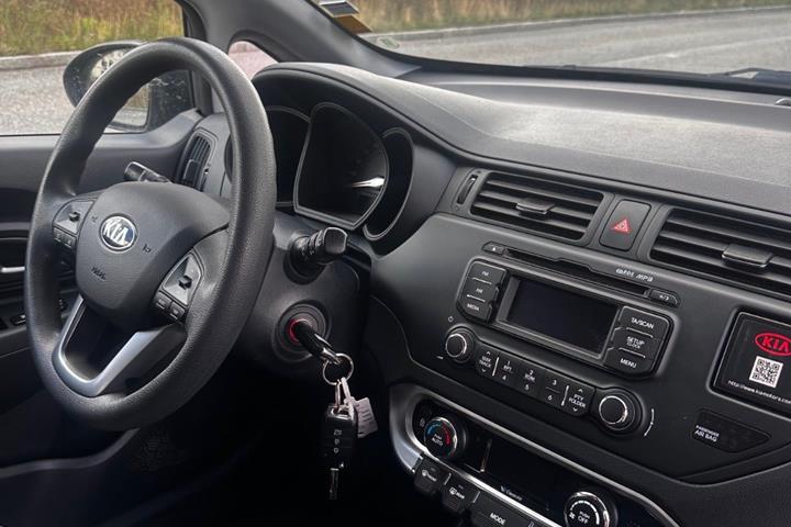 Grå Kia Rio fra 2014