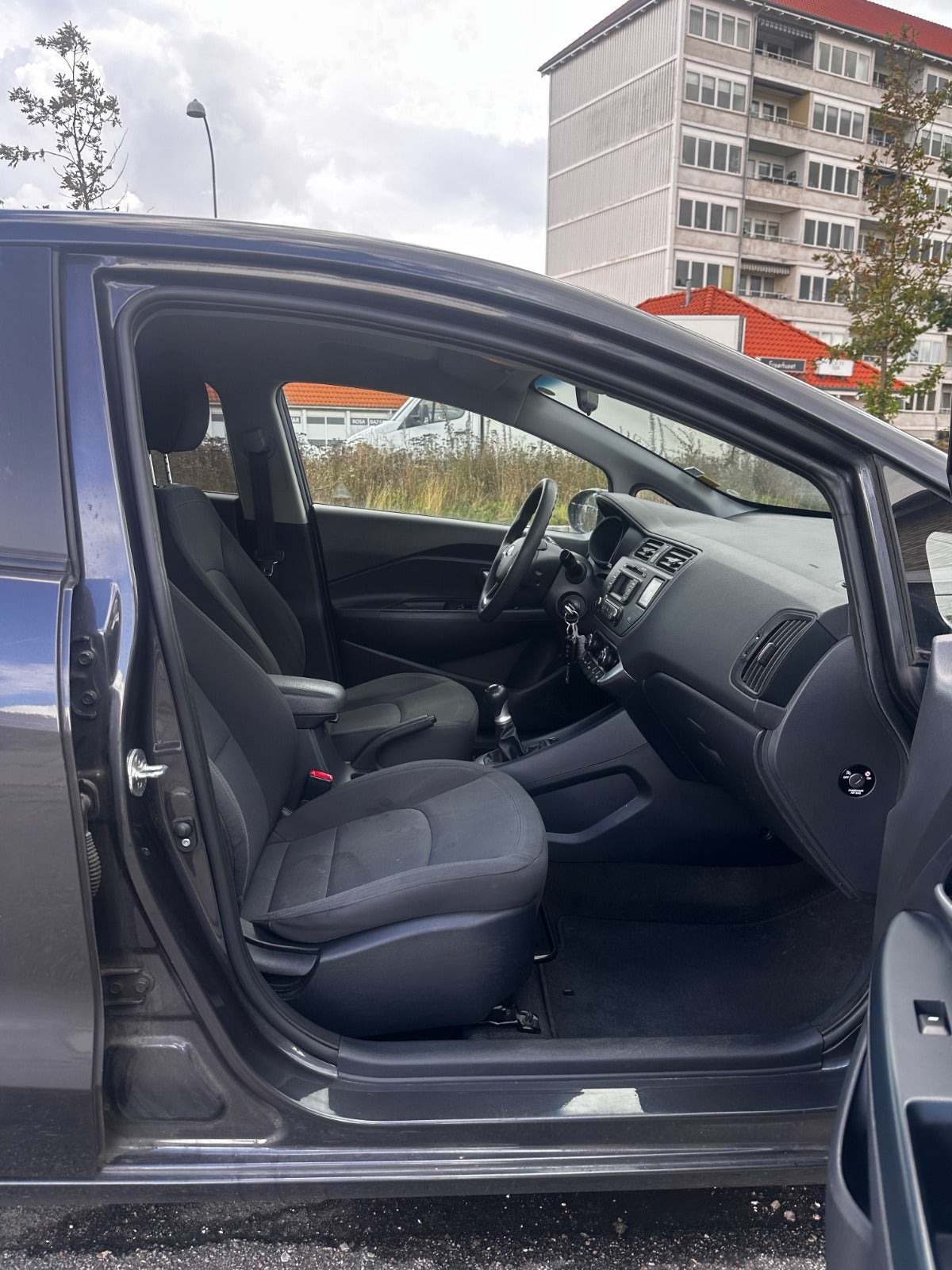 Grå Kia Rio fra 2014