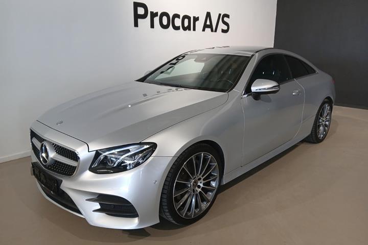 Sølv Mercedes E220 d fra 2017 set udefra