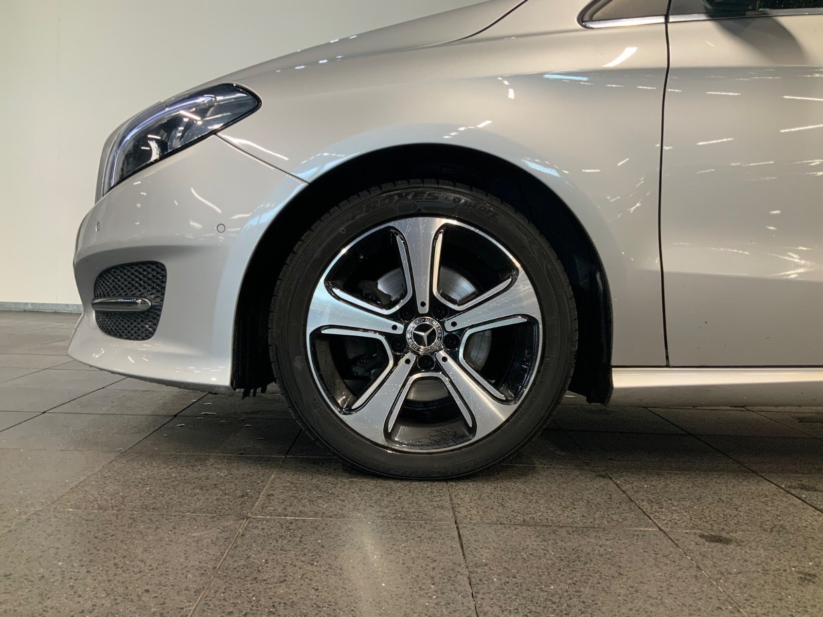Sølv Mercedes B200 d fra 2018