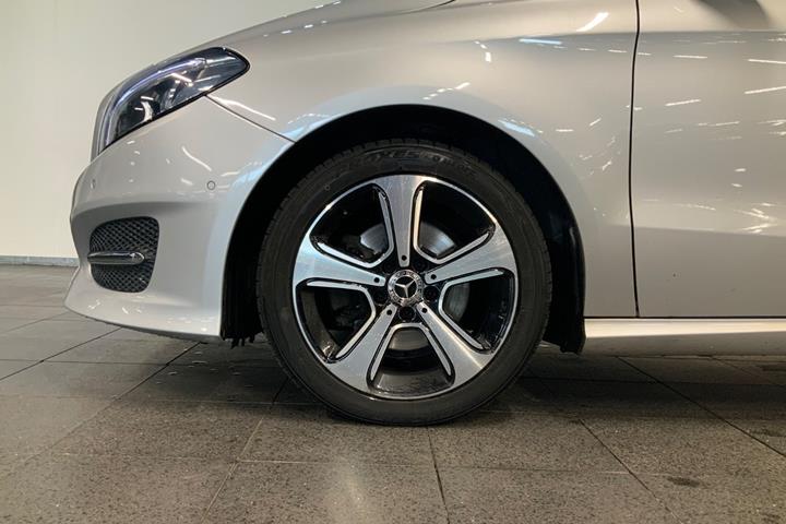 Sølv Mercedes B200 d fra 2018