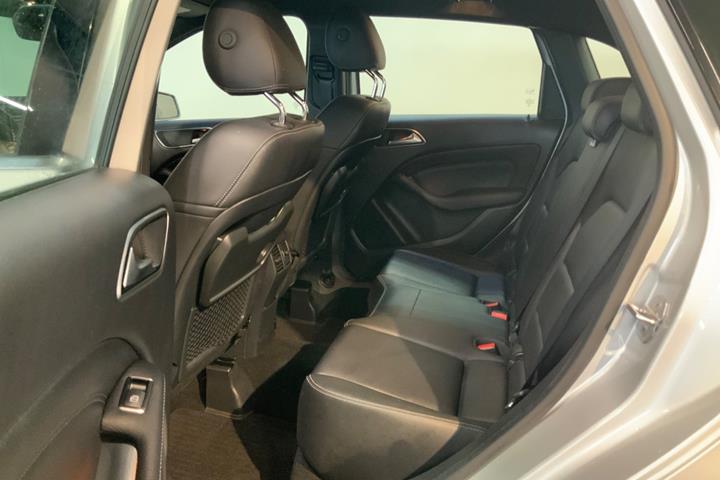 Sølv Mercedes B200 d fra 2018