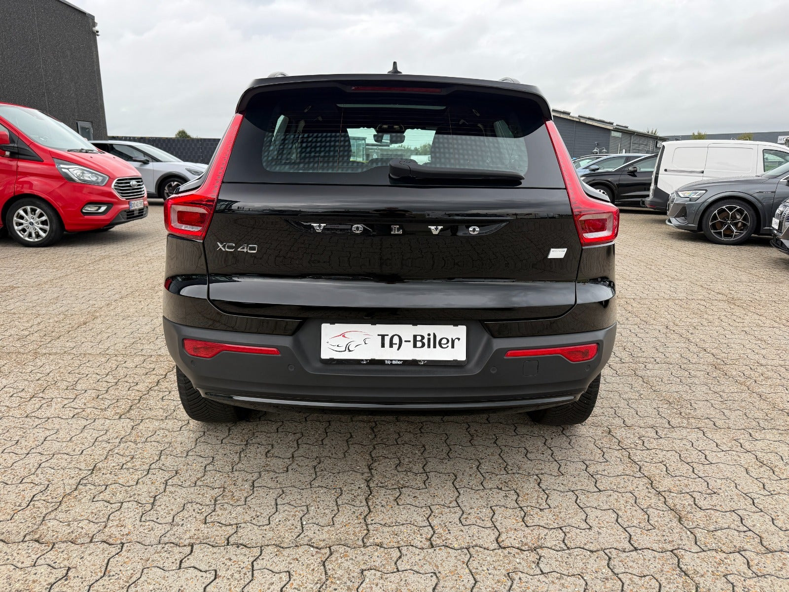 Sort Volvo XC40 fra 2023