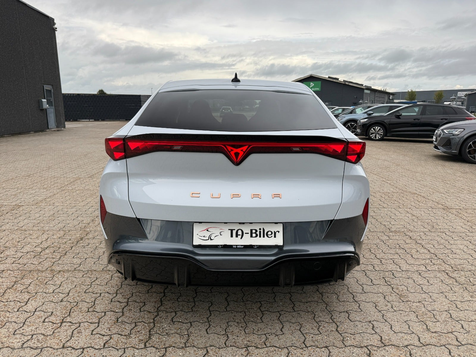 Sølv Cupra Tavascan fra 2025