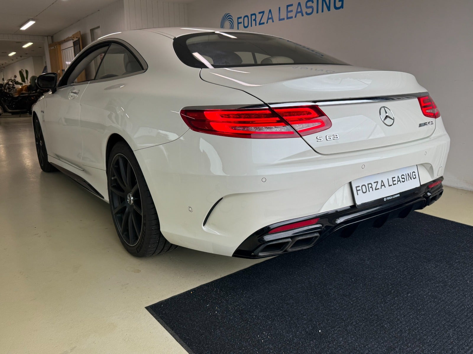 Beige Mercedes S63 fra 2015