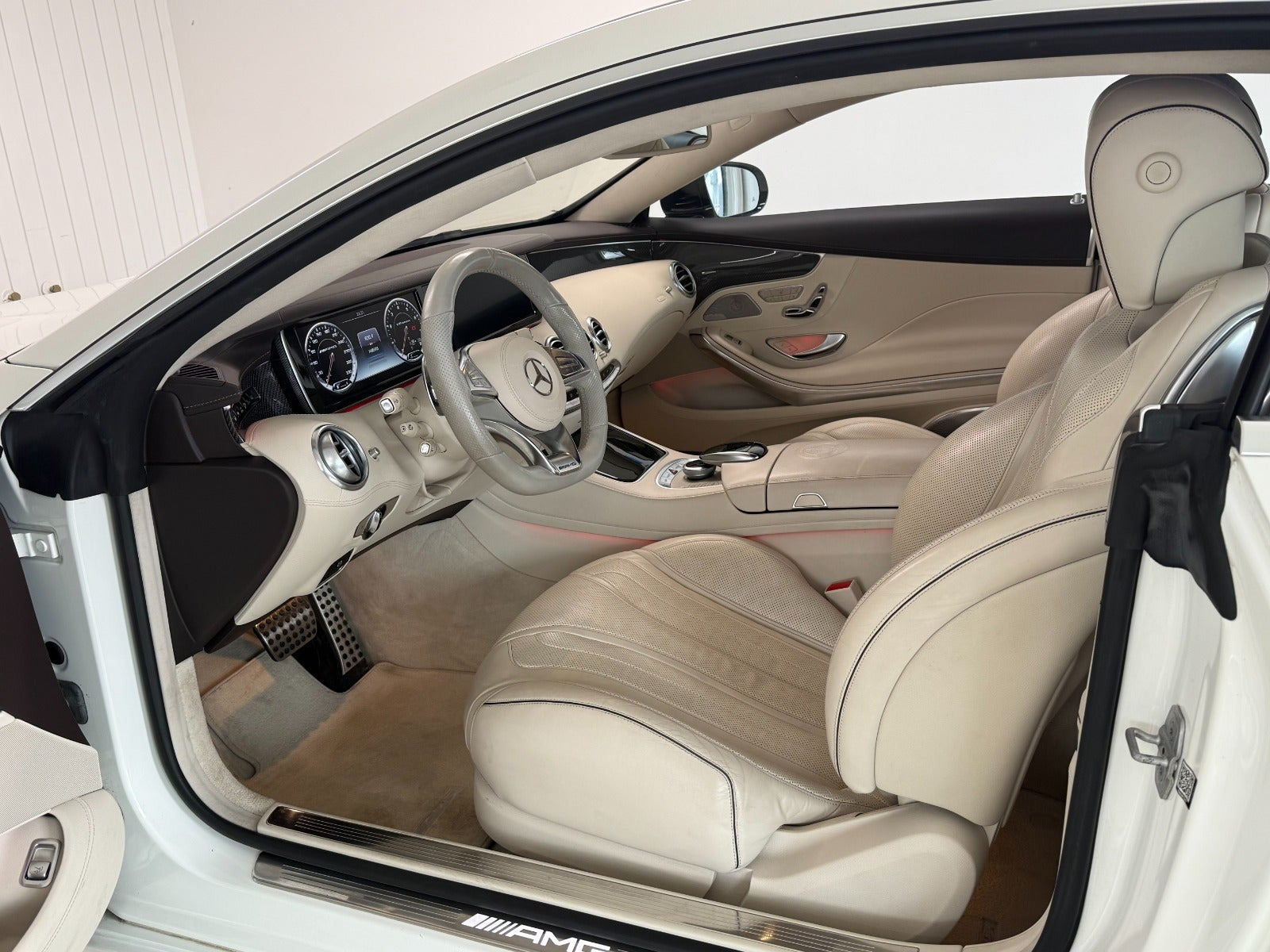 Beige Mercedes S63 fra 2015