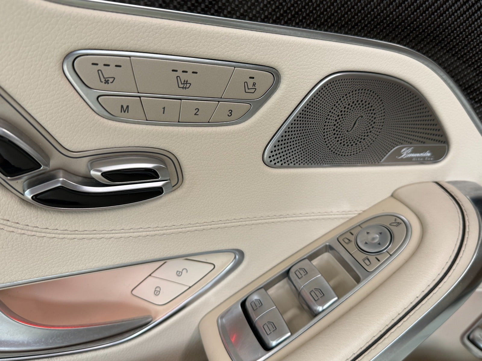 Beige Mercedes S63 fra 2015