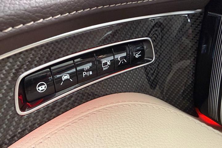 Beige Mercedes S63 fra 2015