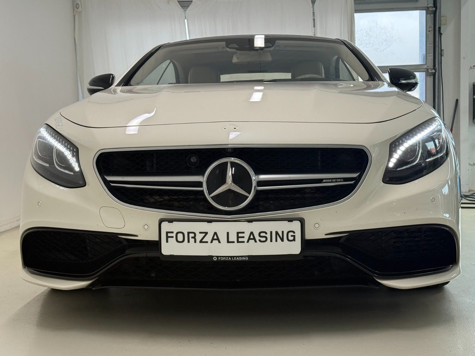 Beige Mercedes S63 fra 2015