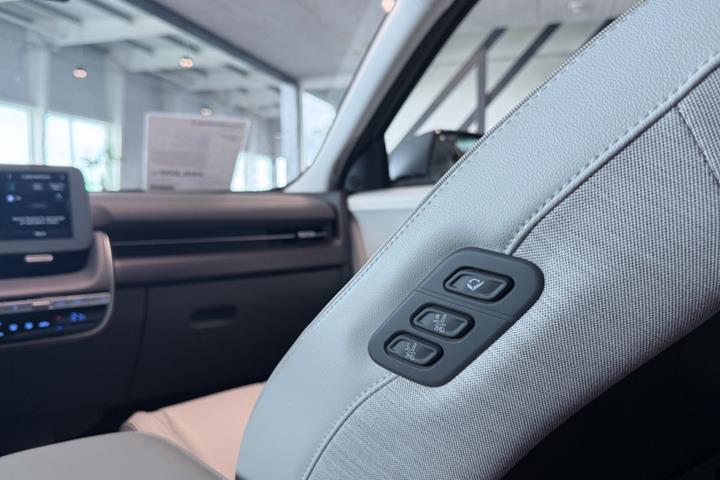 Grå Hyundai Ioniq 5 fra 2023