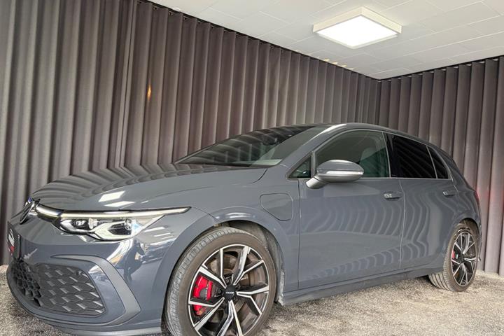 Rød VW Golf VIII fra 2021